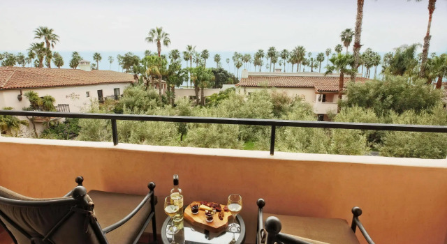 Четырёхместный номер Standard с частичным видом на океан Hilton Santa Barbara Beachfront Resort