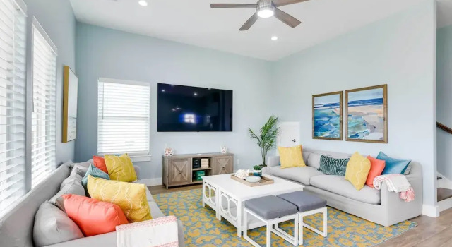 Steps to Coast! Beach Home w/ 2 Decks in Galveston, Varaa Lomakoti Mökit kohteessa Houston, Mökki