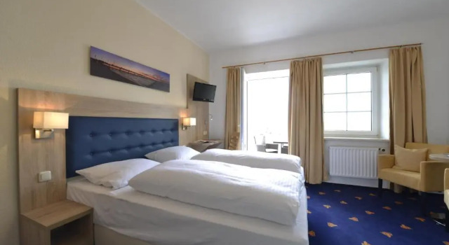 Hotel und Restaurant Boddenhus, Забронировать Отель Отели Цингст 3 звезды, рядом с Zingst Pier, 3*