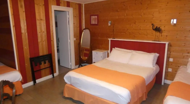 Четырёхместный номер Classic с красивым видом из окна Logis Hôtel Restaurant Auberge Saint Martin