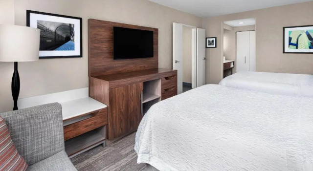 Четырёхместный люкс c 1 комнатой Hampton Inn & Suites Chicago-Downtown