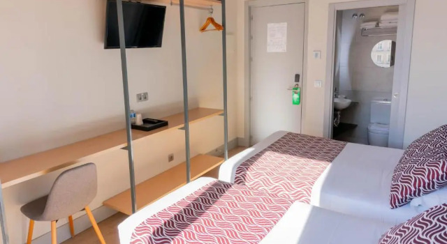 Трёхместный номер Standard с красивым видом из окна Hostal Juliette-Gran Vía
