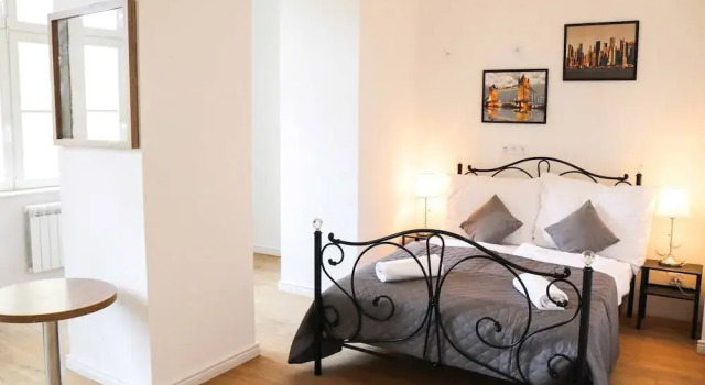 Rose suites and rooms, Забронировать Отель Отели Праги с парковкой, рядом с Ворота Леопольда, Парковка