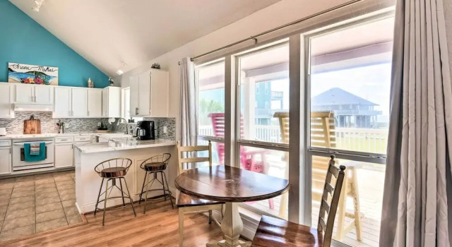 Walk to Ocean: Coastal Home in Crystal Beach!, Boek Vakantiehuis Crystal Beach Houston