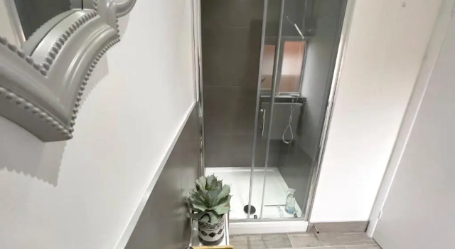 Коттедж Doctors lane Stylish 3 Bedroom contractor Family House with Parking