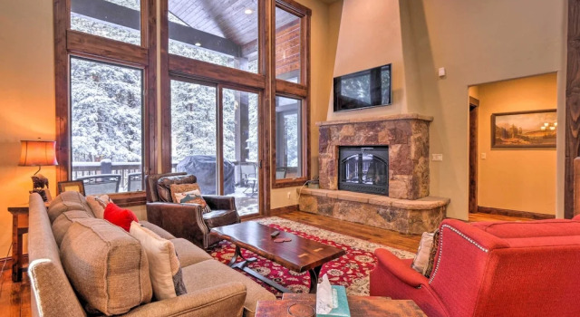 Коттедж Blue River Home w/ Hot Tub, 6 Mi to Skiing!