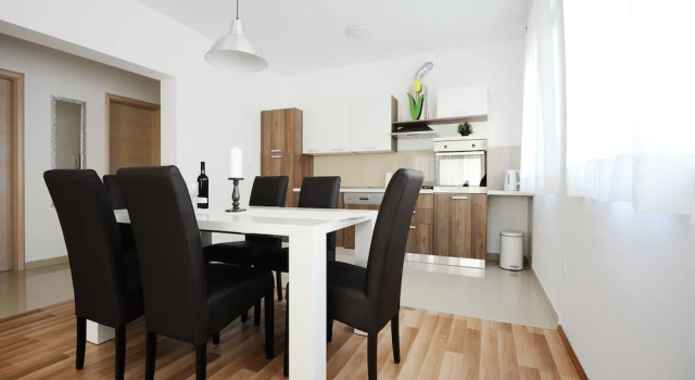 Апартаменты Comfort с 2 комнатами с балконом и с частичным видом на море Apartments Hills