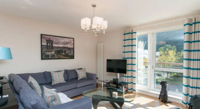 379 Luxury 3 Bedroom City Centre Apartment With Private Parking and Lovely Views Over Arthur s Seat, Забронировать Апартаменты/квартира Апартаменты Эдинбурга, рядом с The City of Edinburgh Council, Апартаменты/квартира