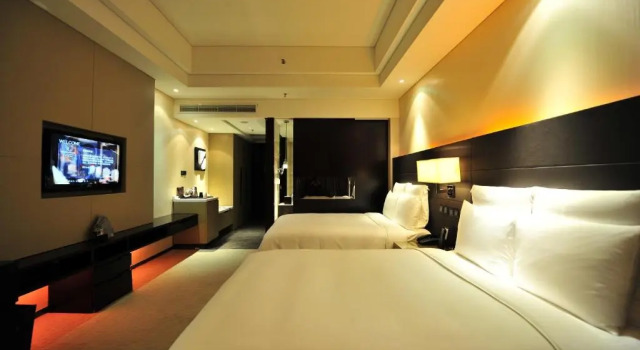 Четырёхместный номер Standard с видом на город Renaissance Guiyang Hotel