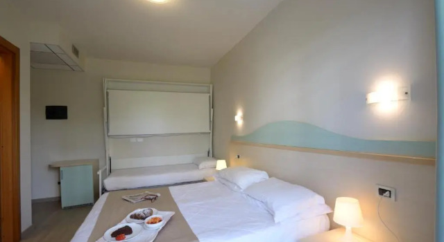 Четырёхместный номер Standard с балконом Hotel Salus