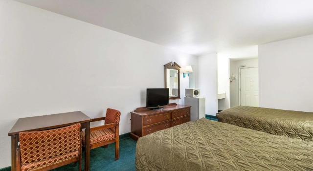 Четырёхместный номер Standard Rodeway Inn Decatur
