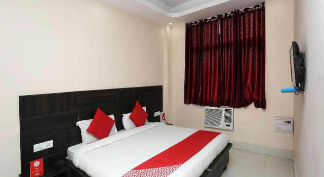 OYO 2974 Hotel Aastha Palace, Забронировать Отель Padra штат Гуджарат