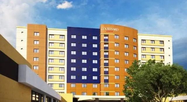 Кровать в общем номере Courtyard Toluca Tollocan