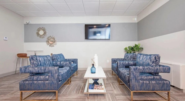 Walk Downtown! 1 Bed/1 Bath Near 4th St Live!, Забронировать Отель Отели Луисвилл 3 звезды, рядом с Broadway Theatre, 3*