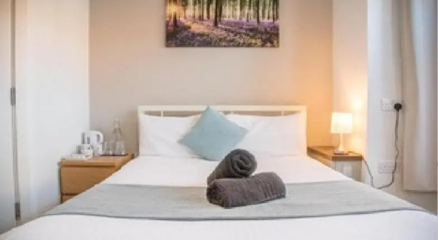 Stunning Designer Bedroom - Private Ensuite - Room 1