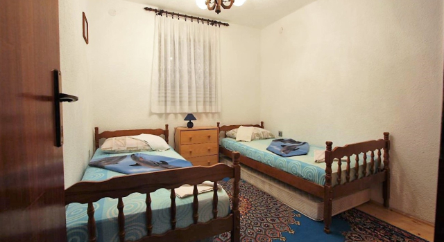 Apartment Šera - 50 m from beach: A1 Pisak, Riviera Omis, Rezerwuj Apartament Marusici Split Region