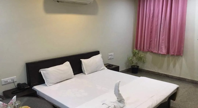 OYO 23499 Hotel Sky Inn, Забронировать Отель Отели штата Раджастхана с парковкой, Парковка