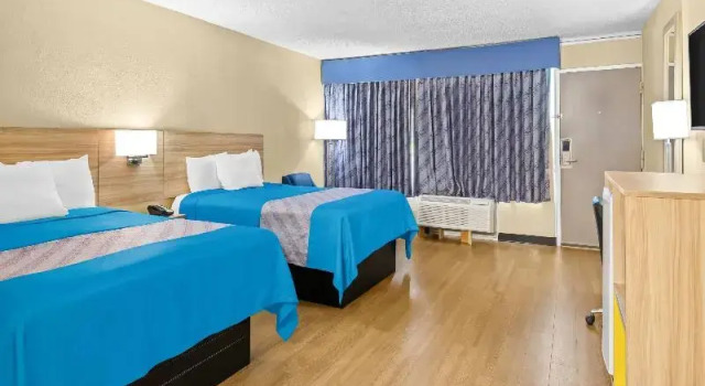 Четырёхместный люкс с балконом Days Inn by Wyndham Lafayette Near Lafayette Airport