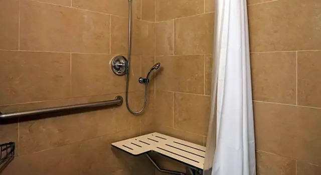 Двухместный полулюкс Mobility Accessible tub с видом на город DoubleTree by Hilton San Diego Del Mar