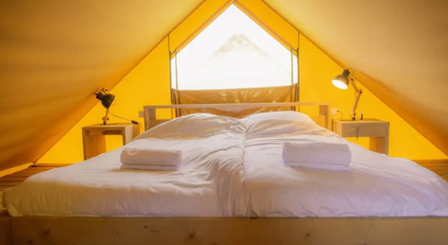 Well Furnished Tent Lodge with Terrace near Veluwe, Rezerwuj Pole kempingowe Hotele w Veluwe z parkingiem, Parking