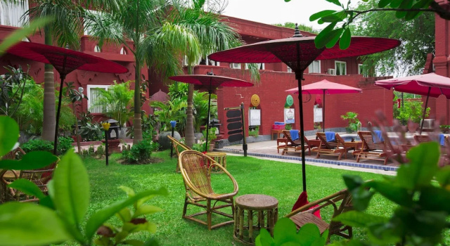 Двухместный номер Superior с балконом и с видом на сад Hotel Sincere Smile Bagan