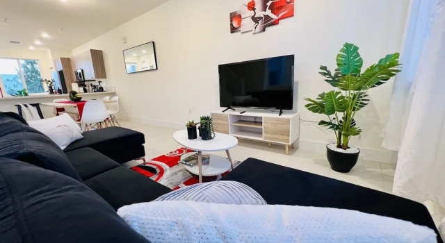 Номер Comfort Rare Find! NEW Corner House by MIA Best of Doral