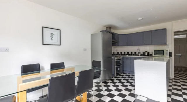 Lovely 3-bed House in Brixton Near Clapham Common, Забронировать Отель Отели Англии 3 звезды, 3*
