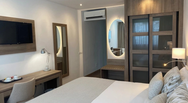 Двухместный номер Comfort с балконом и с видом на бассейн Hotel Colon Rambla