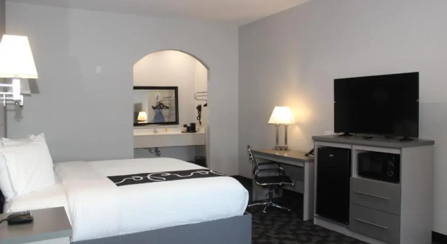 Номер Standard Paris Inn & Suites
