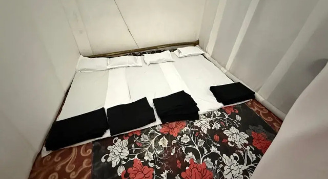 Кровать в общем номере Arail Tent City Kumbh Cottage