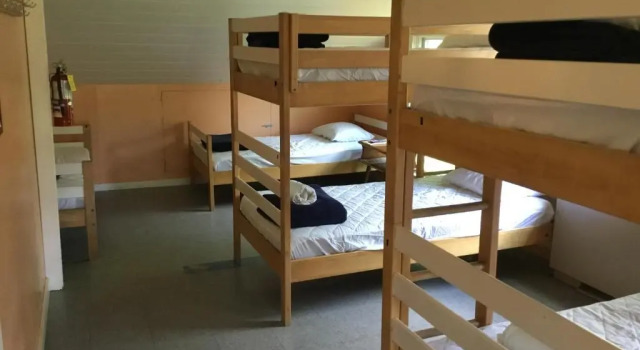 Кровать в общем номере HI Marthas Vineyard Hostel