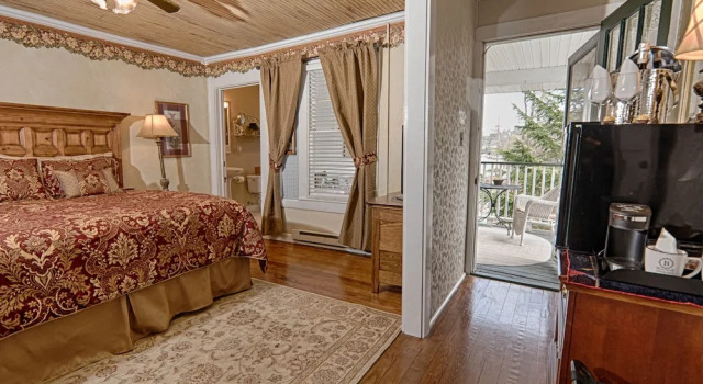 Двухместный люкс с балконом и с видом на реку Broad River Inn