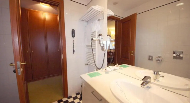 Balkonlu Standart çift kişilik oda Savoy Hotel