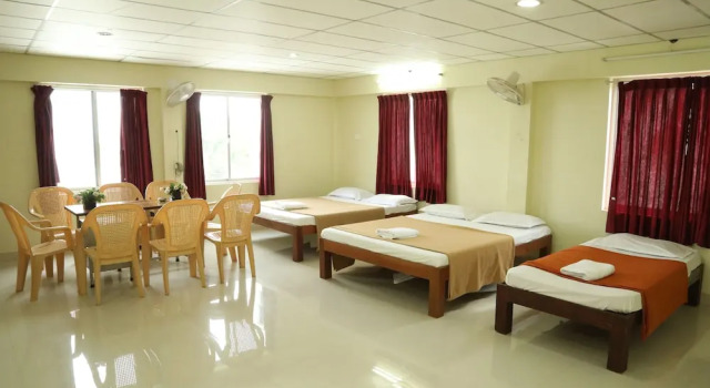 Кровать в общем номере Ganesh Beach Resort