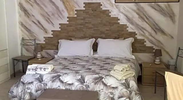 Bed and Breakfast La Volpe Rossa, Book Hotel Regalbuto Sicily