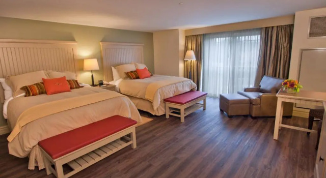 Четырёхместный номер Standard с видом на окрестности 1000 Islands Harbor Hotel