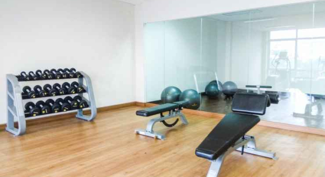 Studio Tifolia Apartment with Double Bed near LRT Station By Travelio, Prenota Appartamento Hotel a Giacarta con piscina, Piscina