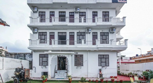 OYO 18272 Hotel Lambodar