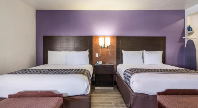 Carmel Hill Lodge, Забронировать Отель Отели Монтерей с парковкой, рядом с Парк "Деннис мучитель", Парковка