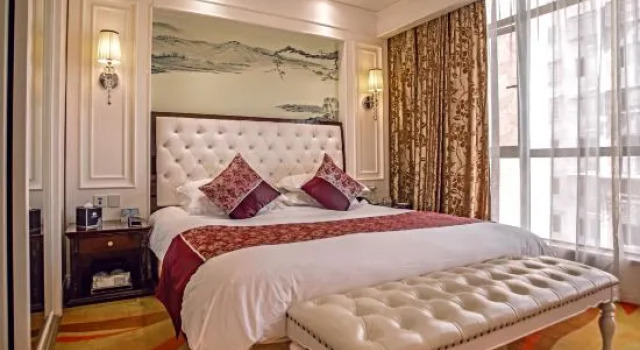 Deluxe Suite Modern Square Hotel