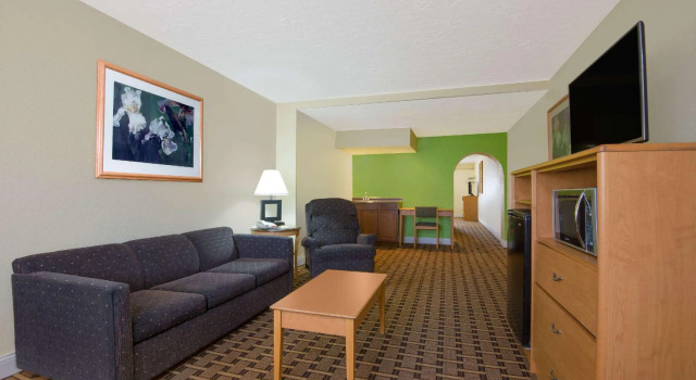 Двухместный люкс Deluxe Days Inn & Suites by Wyndham Clovis