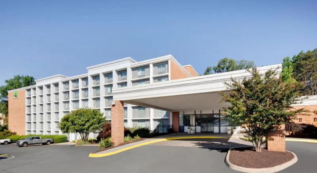 Кровать в общем номере Holiday Inn Charlottesville-Univ Area by IHG