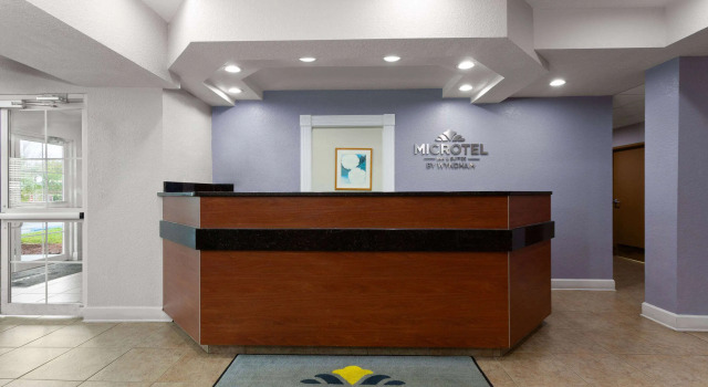 Microtel Inn and Suites - Zephyrhills, Boek Hotel Hotels in Zephyrhills met parkeren, Parkeren