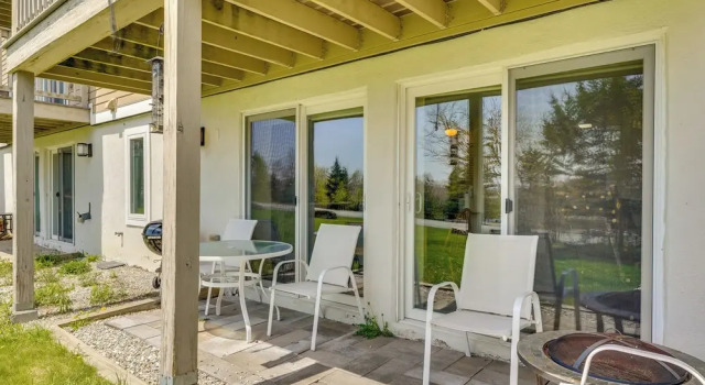 Апартаменты Ski-in/ski-out Bromley Mtn Condo: Wood Fireplace!