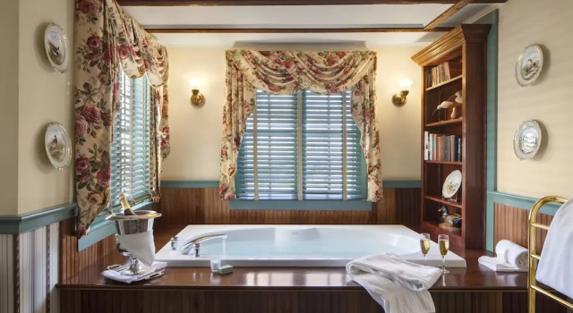 Номер Superior Captains House Inn