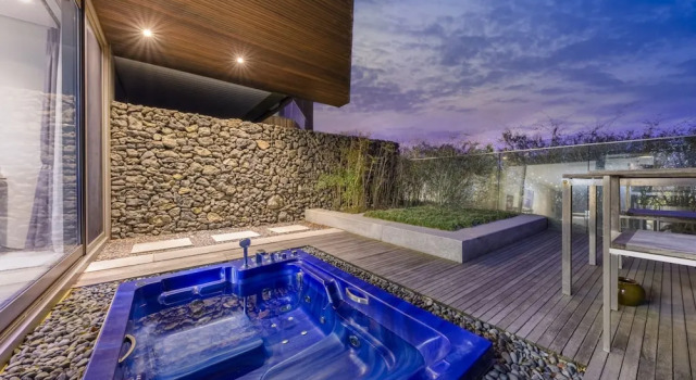 Люкс с балконом Bayhill Pool & Villa