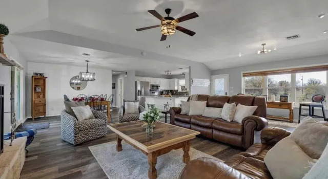 Starlight Meadows 3 mi to Downtown W/hot tub, Buchen Sie Ferienhaus Villen in Albert, Villa