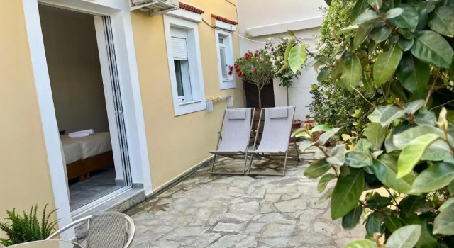 Студия Harbour Studios And Apartments