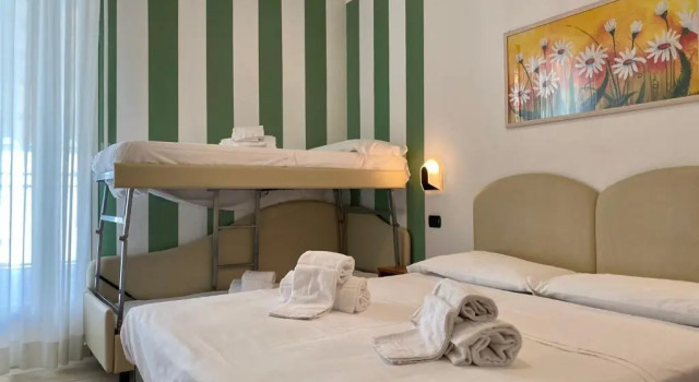 Четырёхместный номер Standard с балконом Hotel Berenice