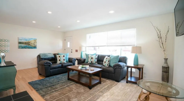 The Meadowlark Manor Spacious Backyard & Hot Tub, Book Feriehus Villaer i Lakewood, Villa